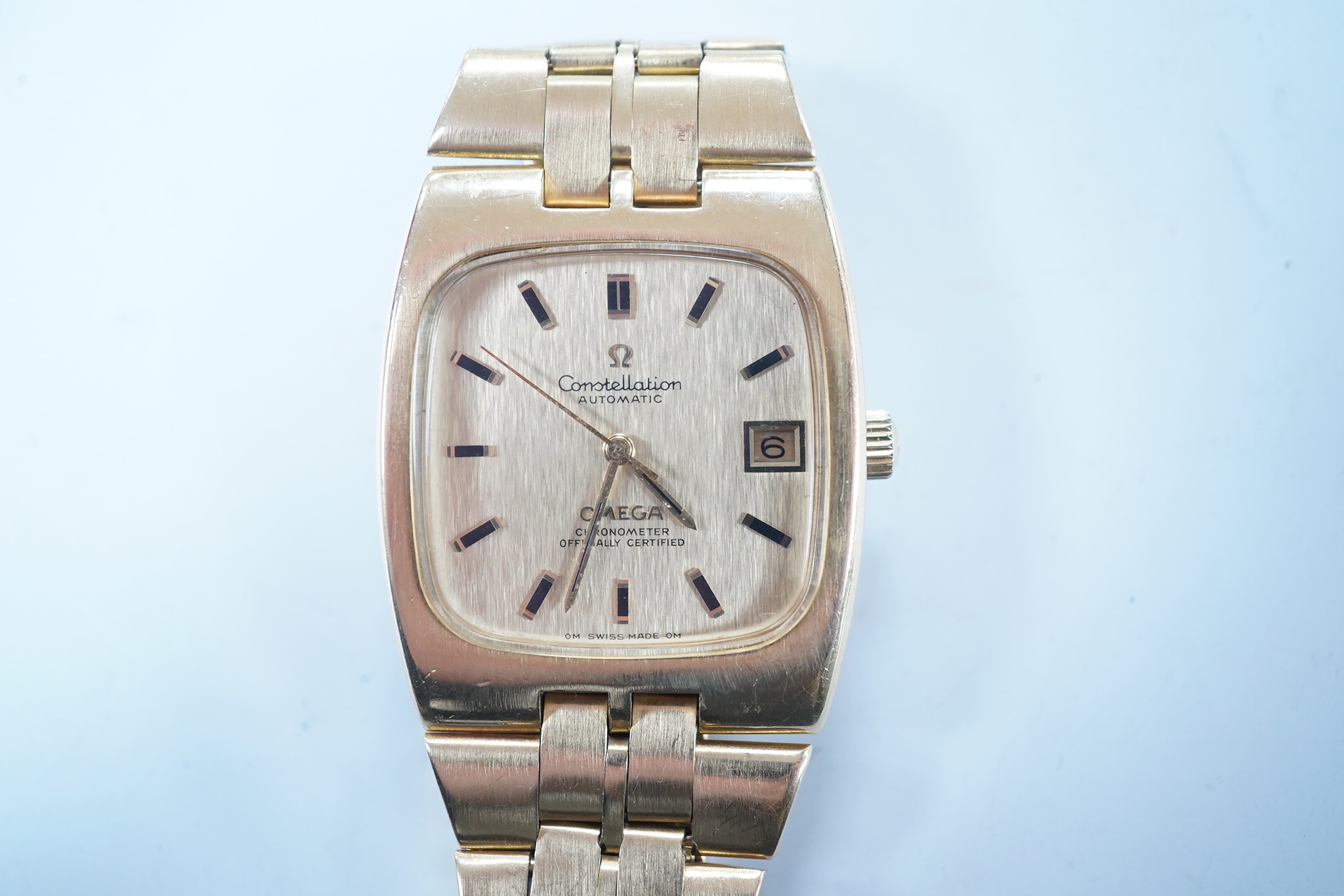 A gentleman's 1980's? 18k gold Omega Constellation Automatic Officially Certified Chronometer wrist watch, with baton numerals and date aperture, on an 18k gold Omega bracelet, case diameter 33mm, gross weight 132.7 gram